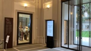 totem digitali interno museo fondazione milano