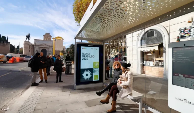 pensilina etenra roma digital signage